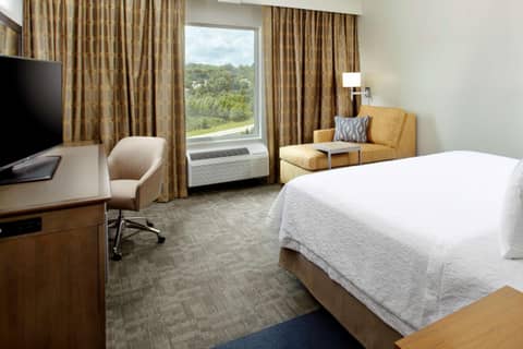 Hampton Inn & Suites Pittsburgh Airport South/Settlers Ridge — hotel room
