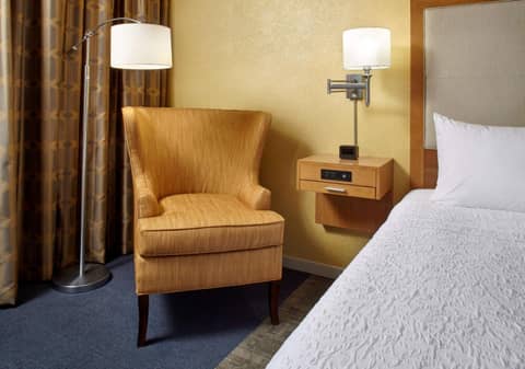 Hampton Inn & Suites Pittsburgh Airport South/Settlers Ridge — hotel room