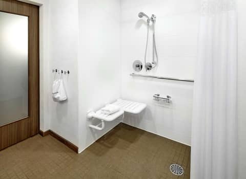 Hampton Inn & Suites Pittsburgh Airport South/Settlers Ridge — bathroom