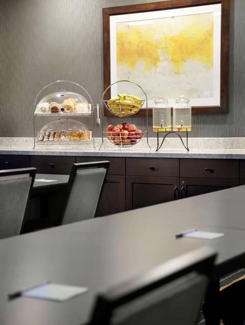Hampton Inn & Suites Pittsburgh Airport South/Settlers Ridge — dining