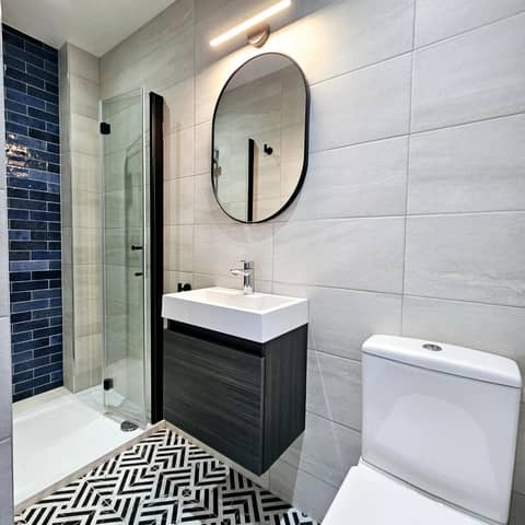 Mentone Hotel — bathroom