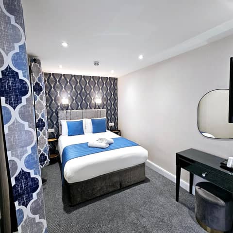 Mentone Hotel — hotel room