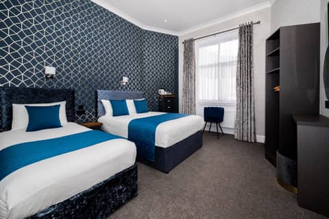 Mentone Hotel — hotel room