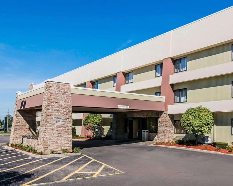 Quality Inn & Suites Warren - Detroit — building
