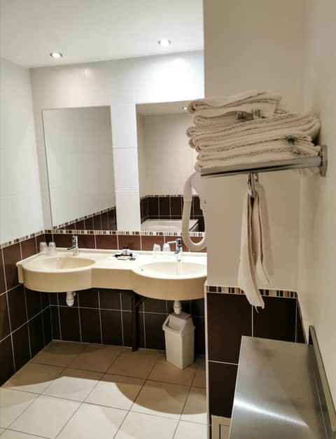 Esatitude Hotel — bathroom