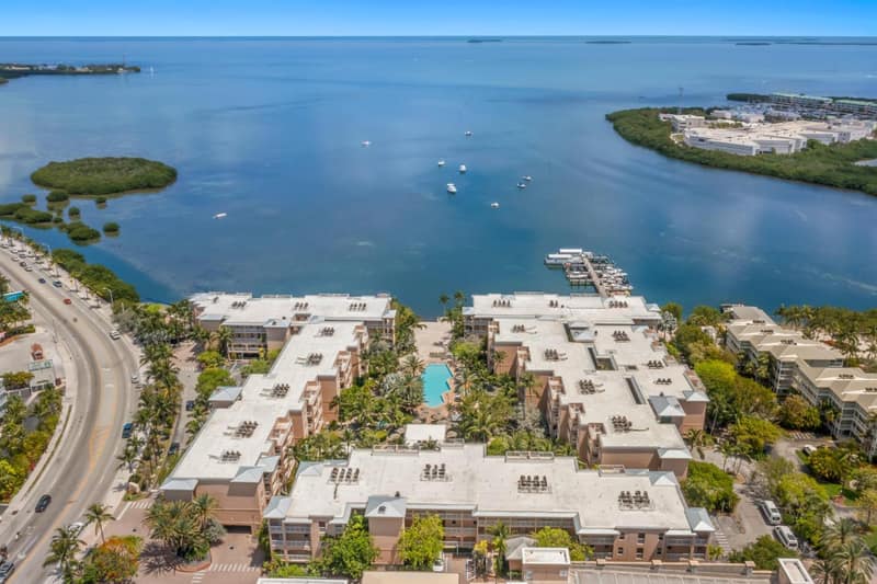 Beachside Resort & Residences — building