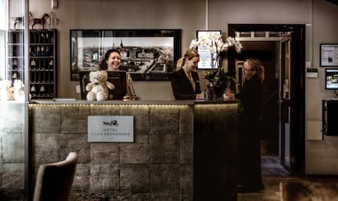 Corner Hotel — recepcion & lobby