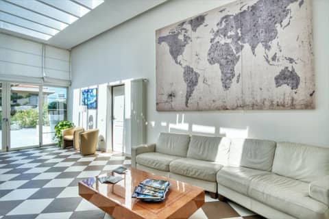Horizon Suites — lounge
