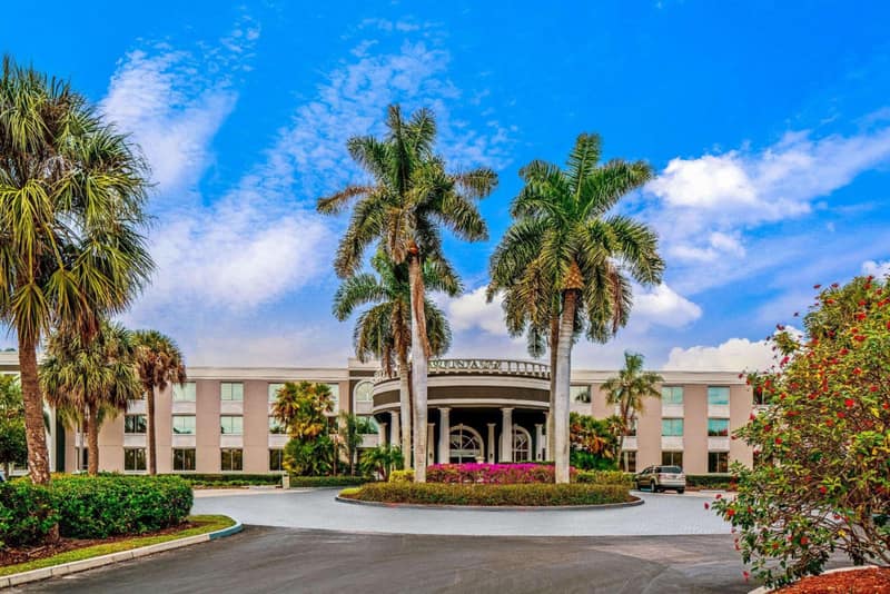 La Quinta by Wyndham Naples Downtown — building