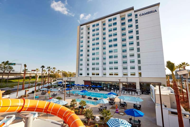 Anaheim Resort Suites — building