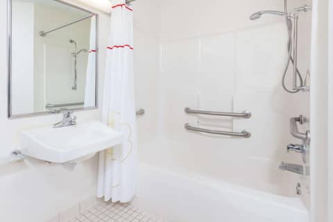 Suburban Studios Charlotte - Executive Park — photo 6