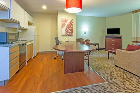 Suburban Studios Charlotte - Executive Park — photo 9