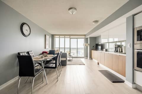 Elegant Downtown Apartments — photo 4