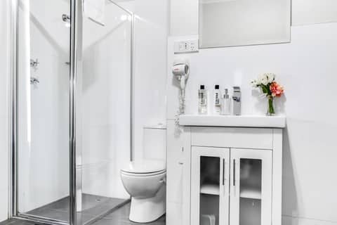 Airport Hotel Sydney — bathroom