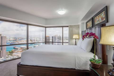 Aston at the Executive Centre Hotel — hotel room