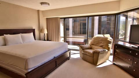 Aston at the Executive Centre Hotel — hotel room