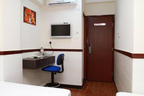 Hang Fung Hostel — hotel room