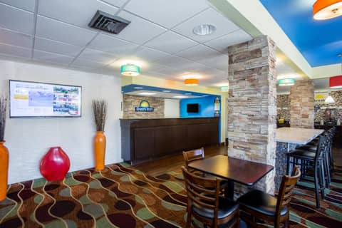 Days Inn by Wyndham Sarasota Bay — photo 2