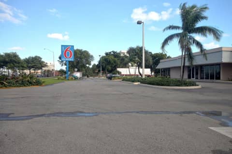 Signature Inn Miami — parking