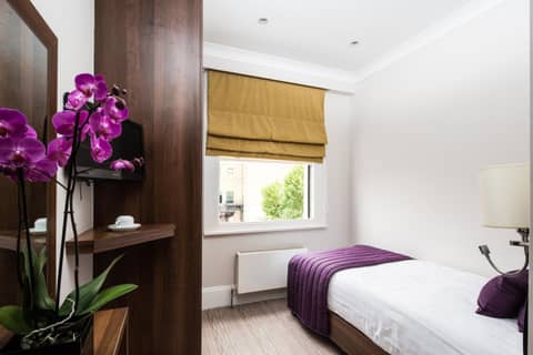 London House Hotel — hotel room