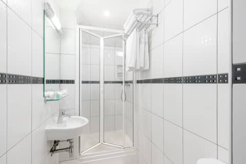 London House Hotel — bathroom
