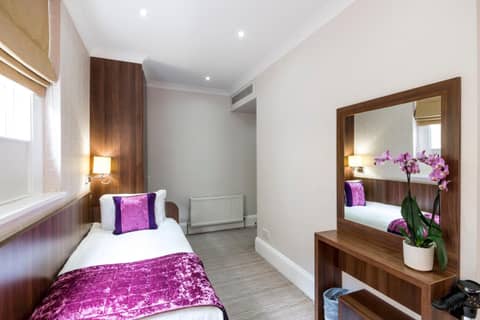 London House Hotel — hotel room