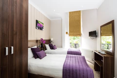 London House Hotel — hotel room
