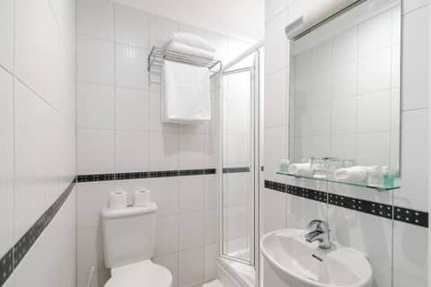 London House Hotel — bathroom