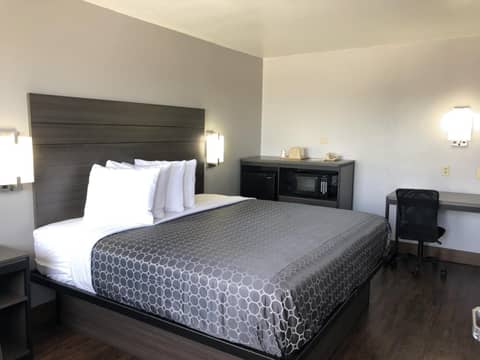 Americas Best Value Inn & Suites San Antonio Arena District — hotel room