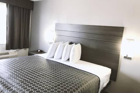Americas Best Value Inn & Suites San Antonio Arena District — hotel room