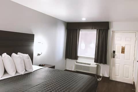 Americas Best Value Inn & Suites San Antonio Arena District — hotel room