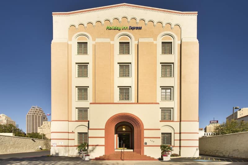 Holiday Inn Express San Antonio North Riverwalk Area by IHG — building