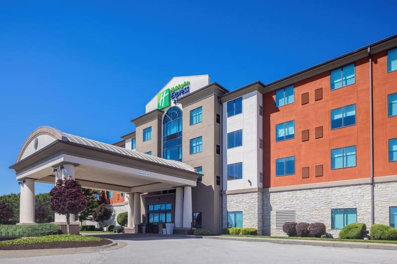 Holiday Inn Express & Suites Kansas City Airport by IHG — building