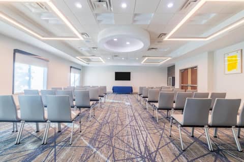 Holiday Inn Express & Suites Kansas City Airport by IHG — photo 2