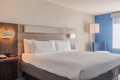 Holiday Inn Express & Suites Kansas City Airport by IHG — hotel room