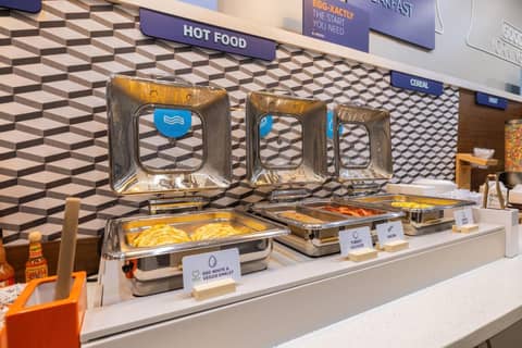 Holiday Inn Express & Suites Kansas City Airport by IHG — photo 6