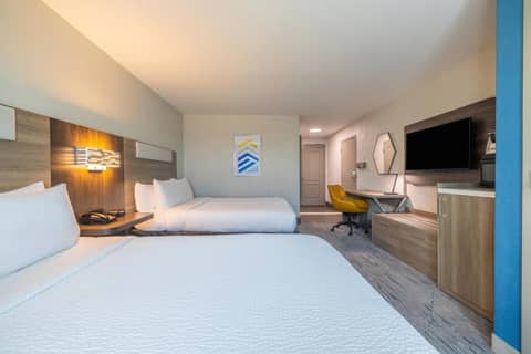 Holiday Inn Express & Suites Kansas City Airport by IHG — hotel room