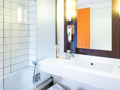 Ibis Styles Lyon Centre - Gare Part Dieu — bathroom