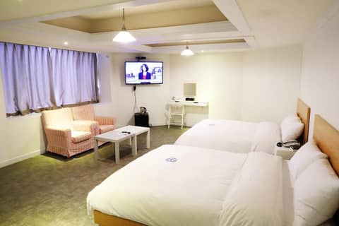 Hillside Hotel — hotel room