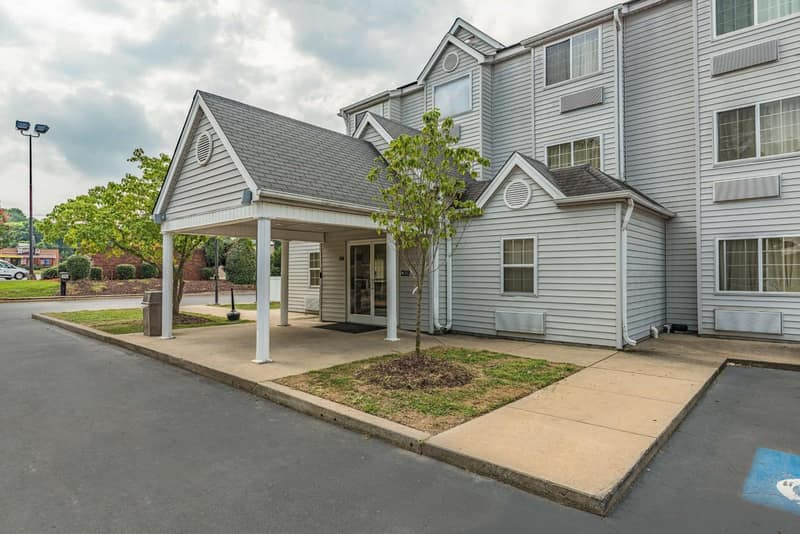 Motel 6-Charlotte, NC - University — building