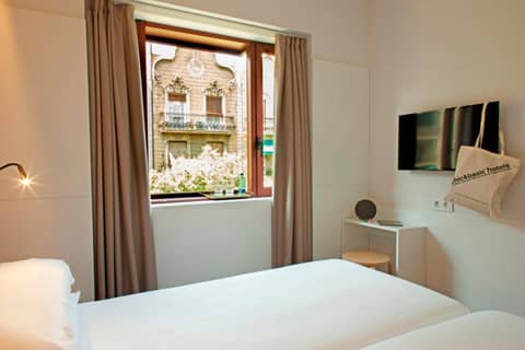 chic&basic VELVET — hotel room