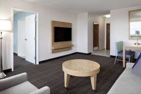 Embassy Suites by Hilton Tampa Airport Westshore — hotel room