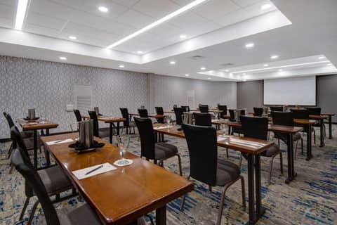 Embassy Suites by Hilton Detroit Metro Airport — photo 9