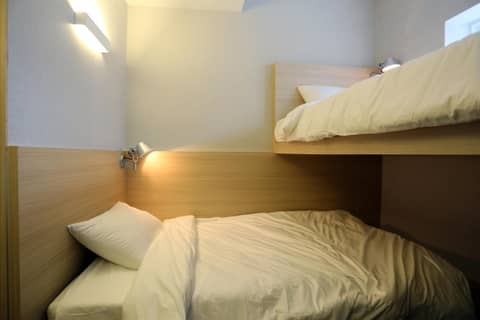 Hotel 8 Hours — bedroom