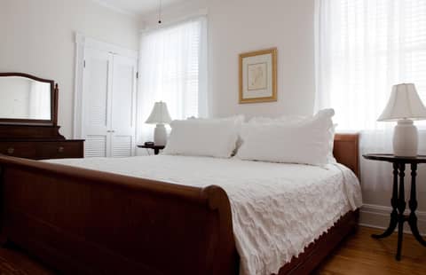 Island City House — hotel room