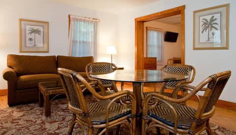 Island City House — hotel room