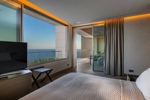 Four Seasons Hotel — hotel room