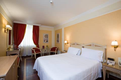Palazzo Alabardieri — hotel room