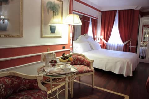 Palazzo Alabardieri — hotel room