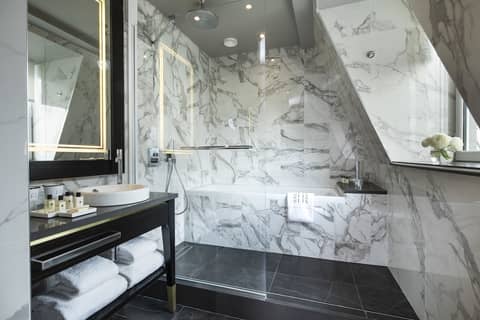 Le Damantin Hôtel & Spa — bathroom
